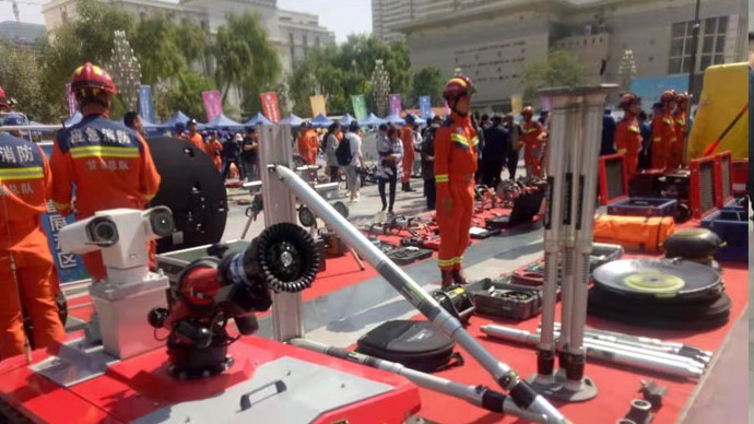 我公司技術(shù)人員在蘭州市消防特勤大隊為消防官兵現(xiàn)場顯示、培訓(xùn)我公司所供設(shè)備